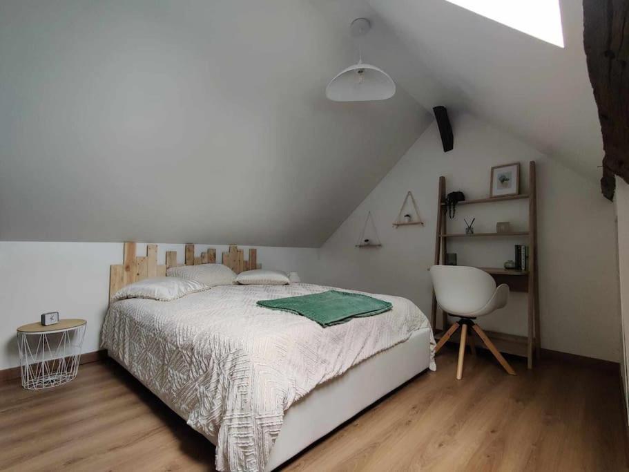 Hébergement de vacances La Petite Falaise, Maison Avec Cour Centre *